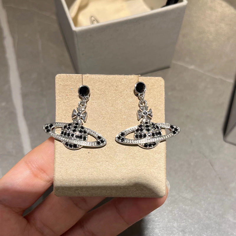 New Queen Mother Black Diamond White Diamond Saturn Earrings Full Diamond Seiko Flat Saturn Earrings Niche Design Sense