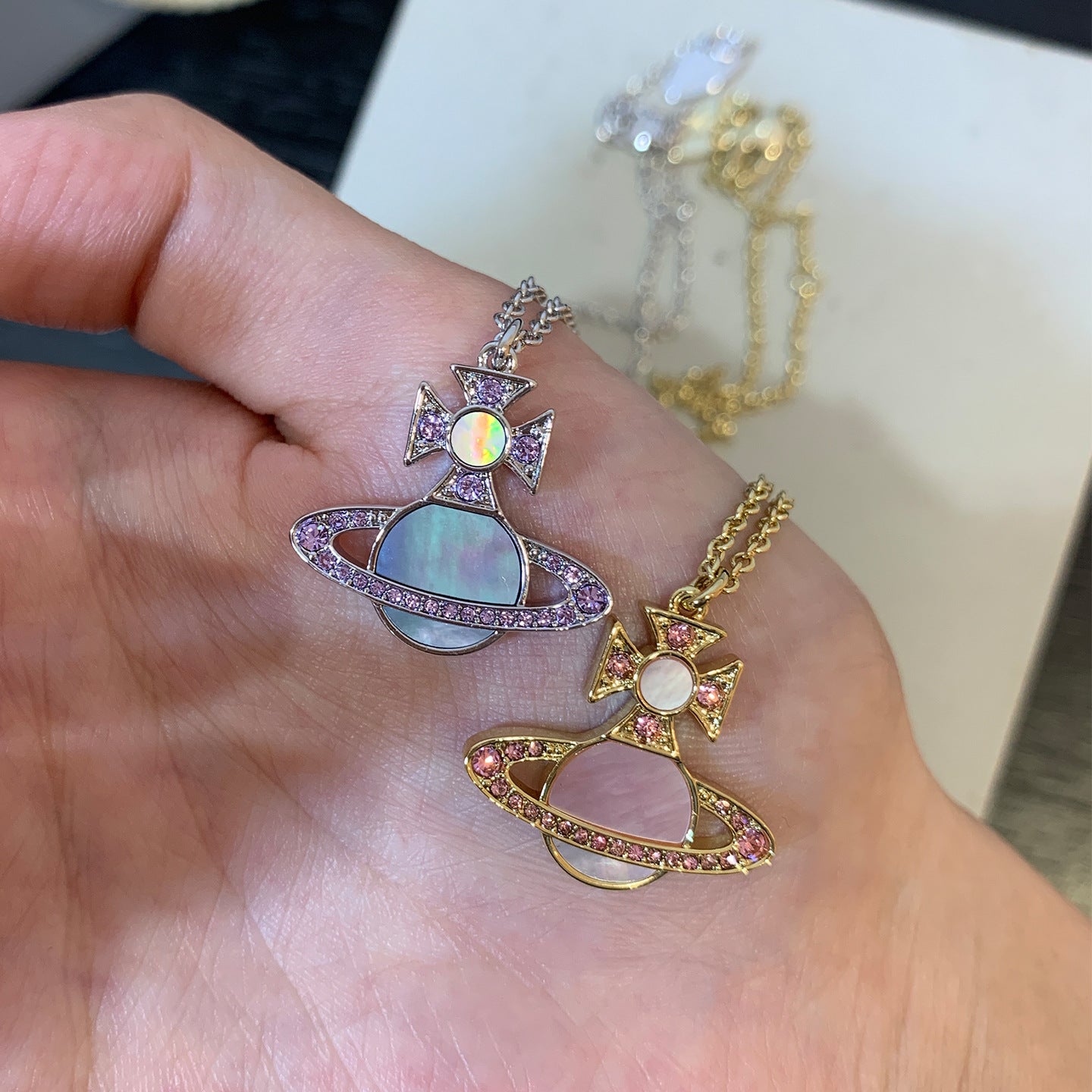 Seiko Queen Mother Fritillaria Saturn necklace full of diamonds and dazzling natural shell planet pendant versatile commuter necklace