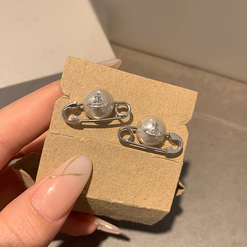 Seiko Queen West pearl paper clip Saturn stud earrings single half pearl three-dimensional embossed planet pin earrings