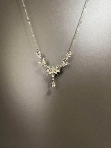 Vintage vintage Crystal snowflake necklace
