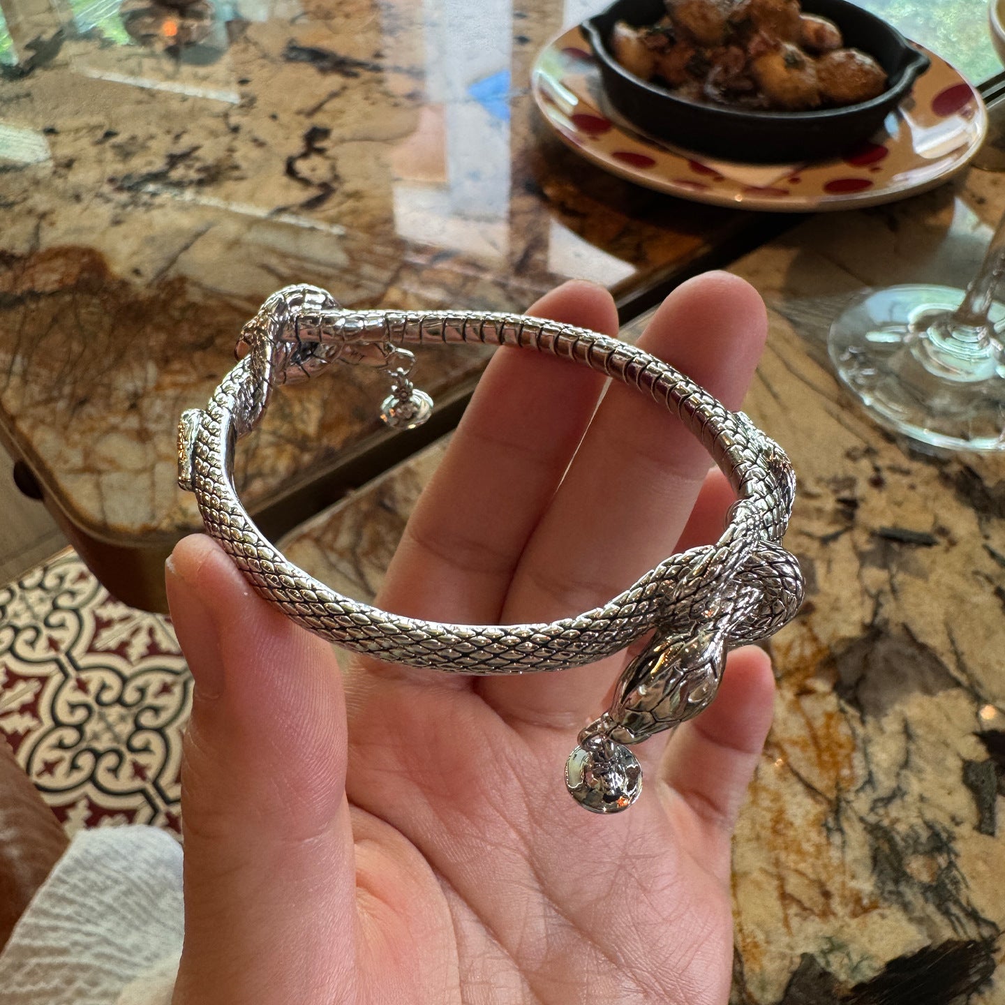 The high-end version of the Year of the Snake limited edition Saturn bracelet with a three-dimensional snake-shaped knot design is a niche fashionable hand jewelry
