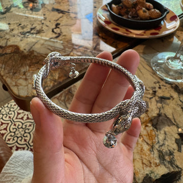The high-end version of the Year of the Snake limited edition Saturn bracelet with a three-dimensional snake-shaped knot design is a niche fashionable hand jewelry