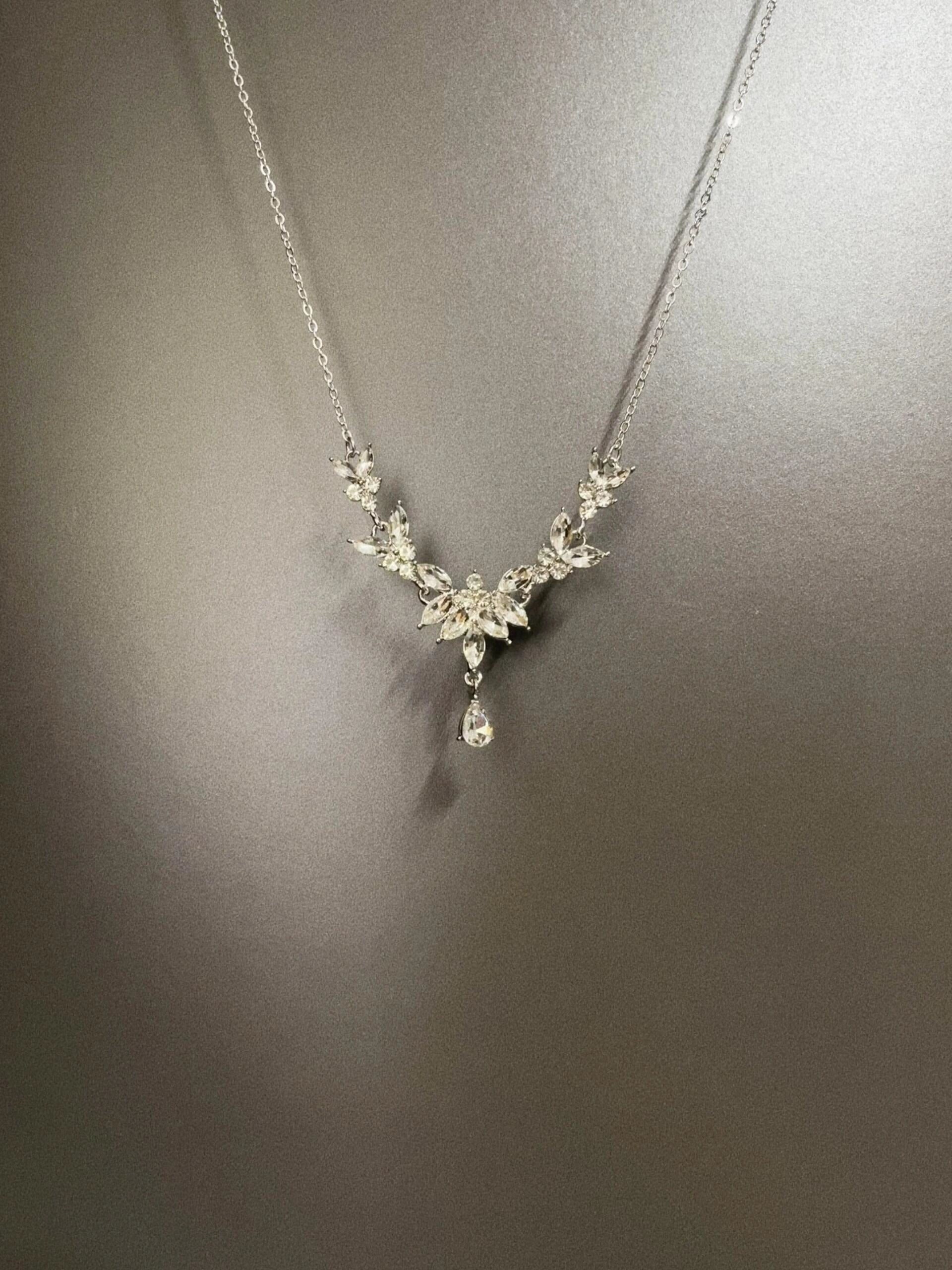 Vintage vintage Crystal snowflake necklace