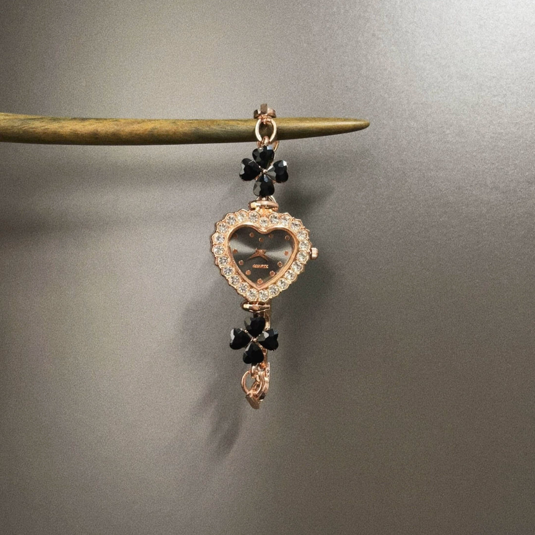 Vintage vintage Four-leaf clover love watch