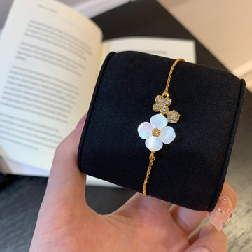 Live broadcast explosive natural white shell flower bracelet Seiko shell four-petal flower explosion flash point diamond stacking to wear versatile hand jewelry