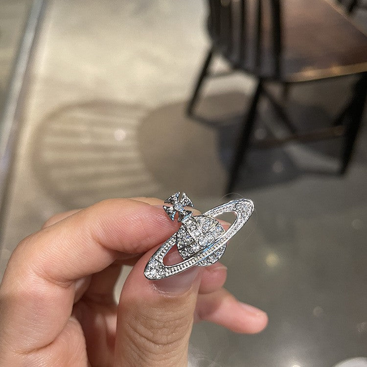 The classic full diamond Saturn stud earrings are finely set with planet earrings and the same style as Nana