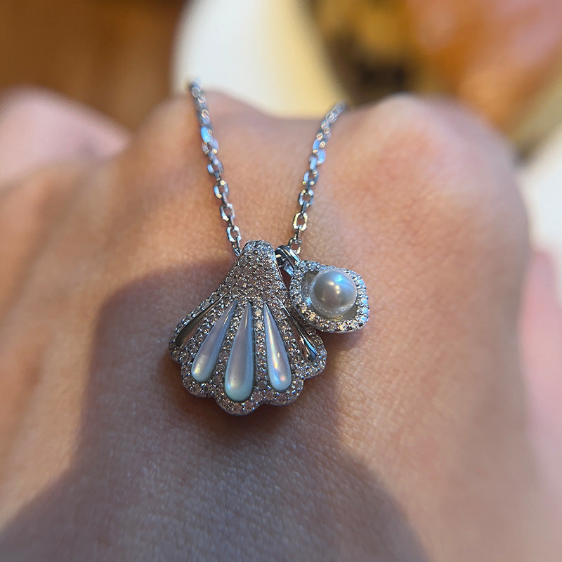 The popular silver shell pearl necklace is finely set with diamonds, white mother-of-pearl, fan-shaped pendant, clavicle chain jewelry, and flat replacement