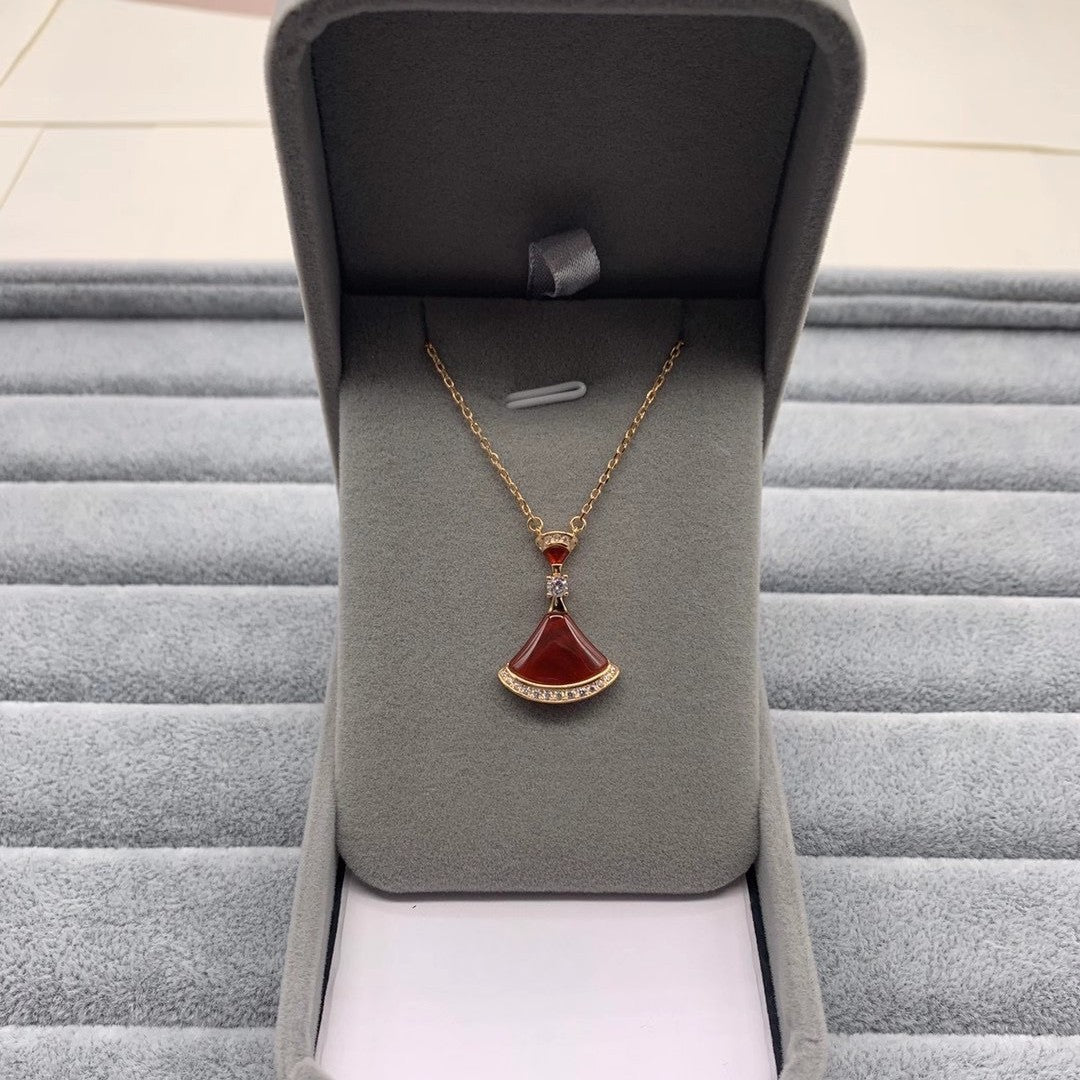 Seiko version V gold fan pendant Qixi Festival skirt necklace female white fritillary chalcedony 18k rose gold collarbone chain