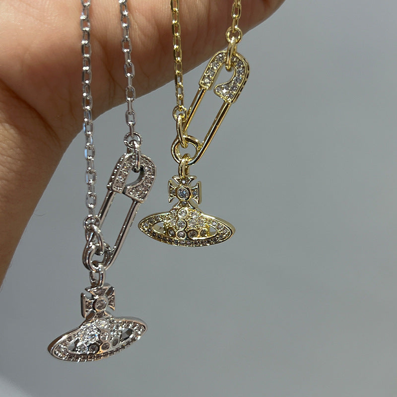 The Queen Mother of the West pin chain necklace NANA with the same paper clip chain clavicle chain full of diamond pendant women's sense of luxury