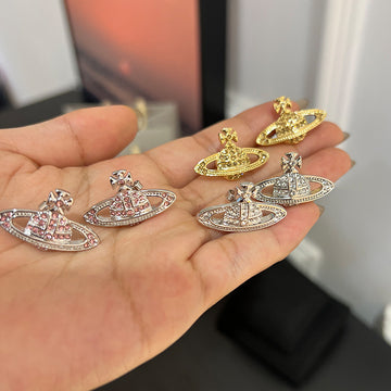 The classic full diamond Saturn stud earrings are finely set with planet earrings and the same style as Nana