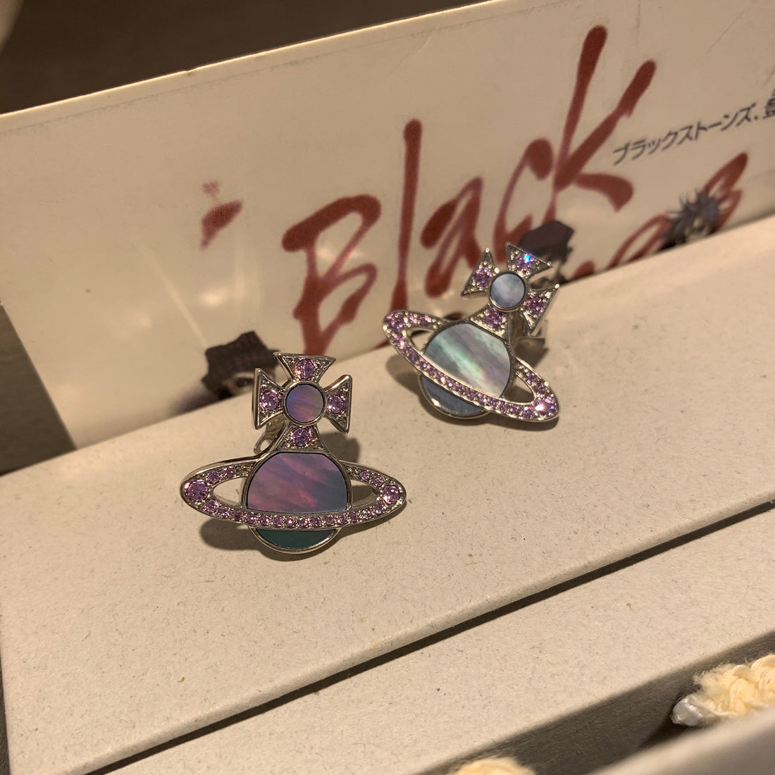 Seiko West Queen Mother Fritillaria Saturn stud earrings full of diamonds and dazzling natural shell planet versatile commuter earrings