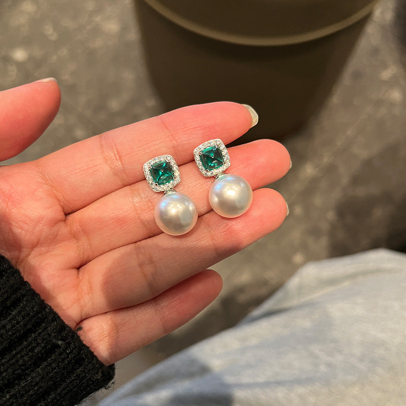 The live broadcast hit 925 silver earrings are classic and versatile, fashionable Austrian pearl 12MM simple green sugar tower earrings