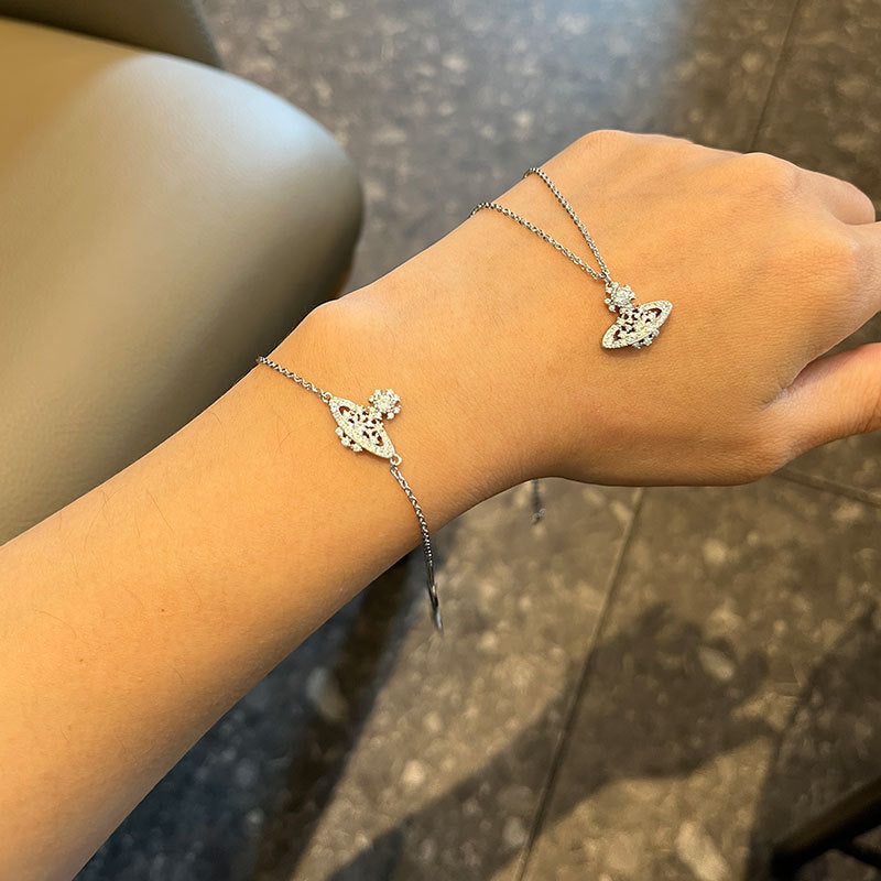 The Queen Mother of the West is full of diamonds, hollow snowflakes, small Saturn necklace, 925 silver clavicle chain, and the new model is stacked