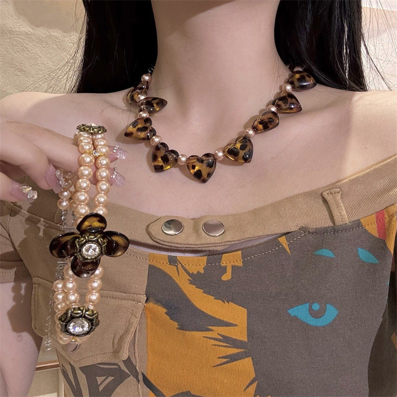 Leopard print big love pearl beaded neck chain female Choker niche design sense collarbone chain light luxury heart necklace tide