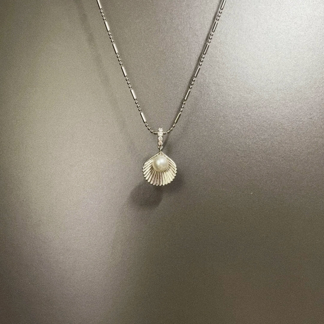 Vintage Shell pearls necklace