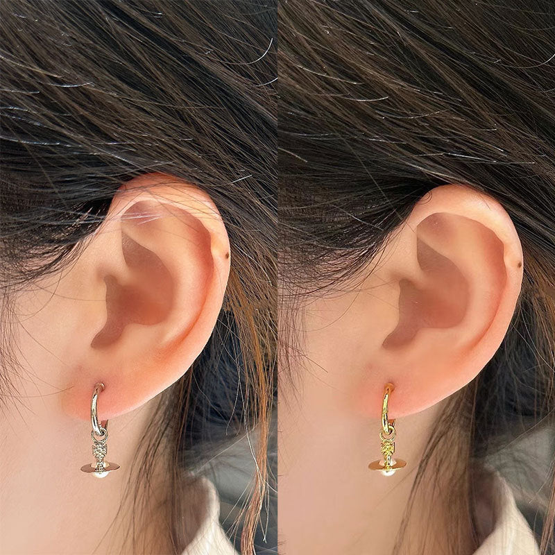 The new Queen Mother layla pearl mini earrings three-dimensional Saturn earrings for daily commuting