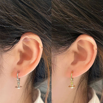 The new Queen Mother layla pearl mini earrings three-dimensional Saturn earrings for daily commuting