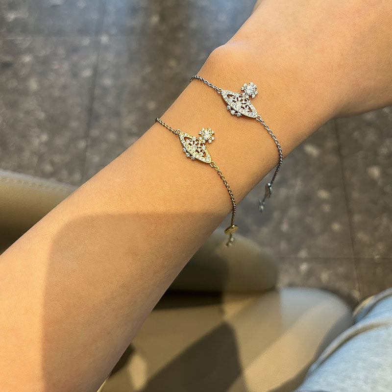 The Queen Mother of the West is full of diamonds, hollow snowflakes, small Saturn necklace, 925 silver clavicle chain, and the new model is stacked