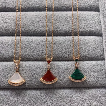 Seiko version V gold fan pendant Qixi Festival skirt necklace female white fritillary chalcedony 18k rose gold collarbone chain