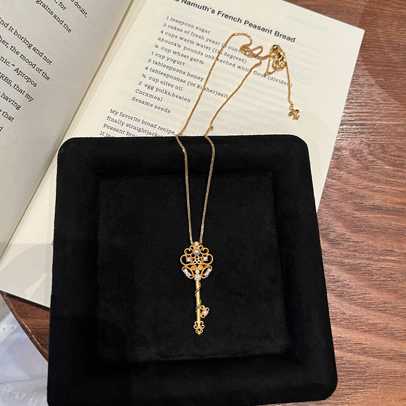 The live broadcast hit silver flower key necklace, filigree pearl inlaid with diamonds, scepter pendant, palace style necklace, gold flat