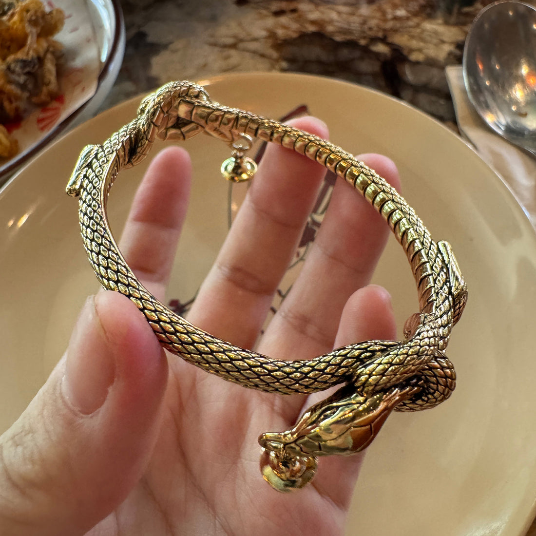 The high-end version of the Year of the Snake limited edition Saturn bracelet with a three-dimensional snake-shaped knot design is a niche fashionable hand jewelry