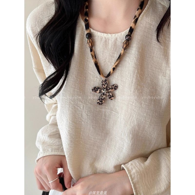 Maillard leopard print flower silk scarf necklace women's 2025 new niche design autumn and winter sweater chain personalized accessories