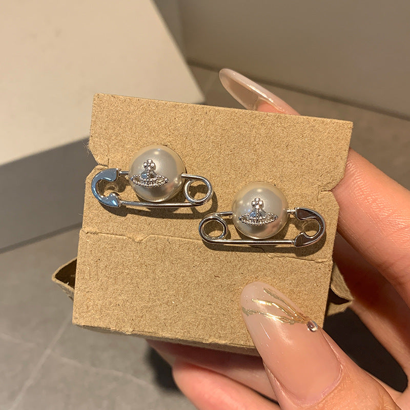 Seiko Queen West pearl paper clip Saturn stud earrings single half pearl three-dimensional embossed planet pin earrings