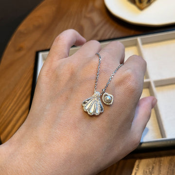 The popular silver shell pearl necklace is finely set with diamonds, white mother-of-pearl, fan-shaped pendant, clavicle chain jewelry, and flat replacement