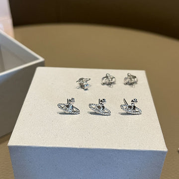 Seiko Empress Dowager Xi mini embossed three-dimensional Saturn earrings small and exquisite earrings female Internet celebrity blogger the same style of stud earrings