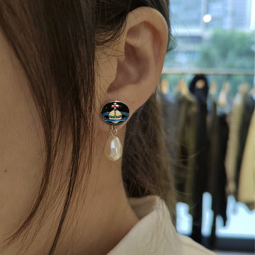 Blogger model New Queen Mother Enamel Buckle Enamel Pearl Earrings A two-wearing Saturn star orb stud earrings