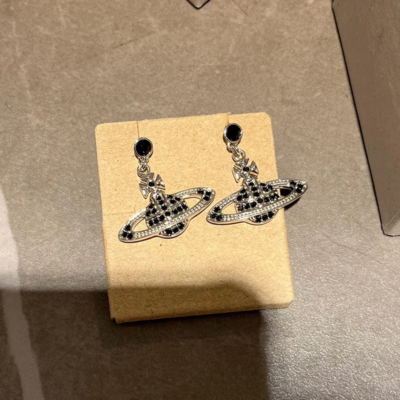 New Queen Mother Black Diamond White Diamond Saturn Earrings Full Diamond Seiko Flat Saturn Earrings Niche Design Sense