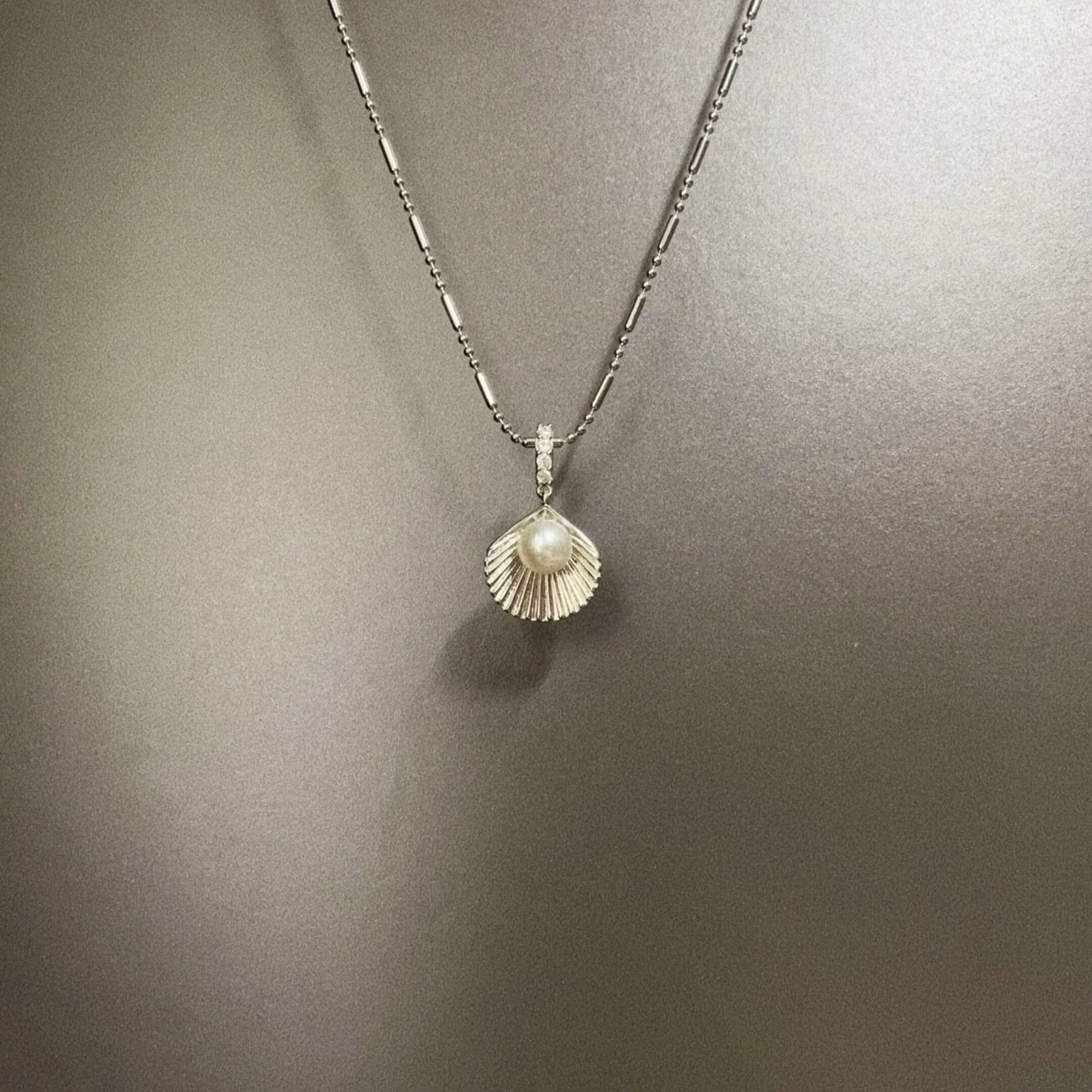 Vintage Shell pearls necklace