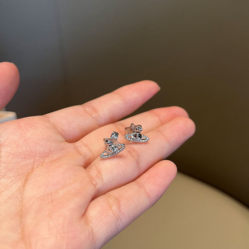 Seiko Empress Dowager Xi mini embossed three-dimensional Saturn earrings small and exquisite earrings female Internet celebrity blogger the same style of stud earrings