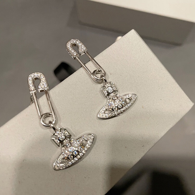 The Queen Mother of the West classic pin Saturn stud earrings Seiko full diamond paper clip planet earrings NANA with the same style